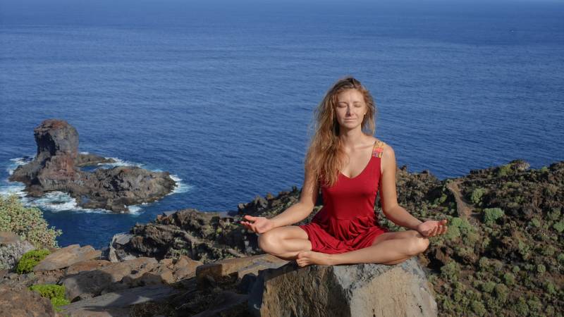 Monika medytując na przepaści